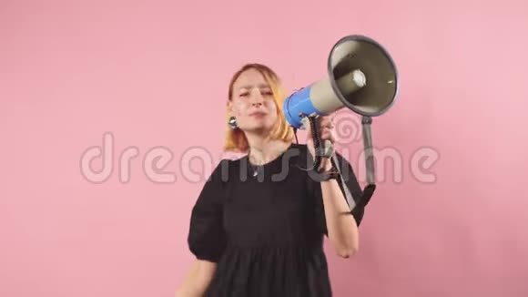 一幅严肃自信的年轻女权主义者在粉红色背景下孤立的肖像视频的预览图