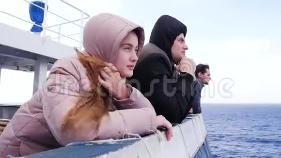 穿着粉红色夹克的女孩和她父亲在船上漂浮游客与家人大海河流在水上散步视频的预览图
