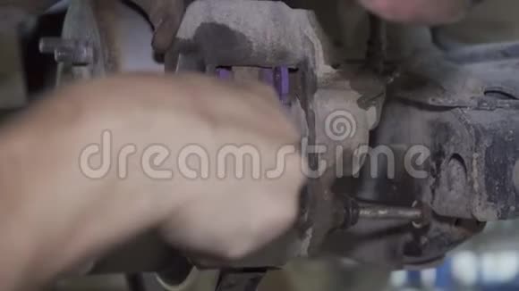修理汽车底盘的机械师视频的预览图