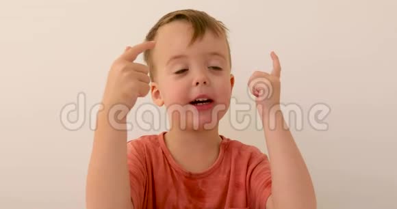 可爱的孩子唱着关于手指的歌视频的预览图