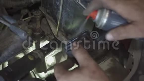 机械师在汽车底盘上更换靴子视频的预览图