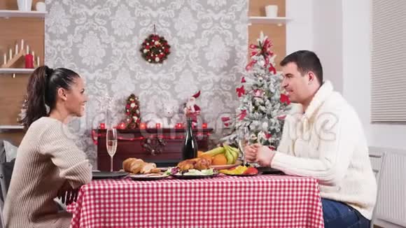一对美丽的白种人夫妇在圣诞晚餐上聊天玩得很开心视频的预览图