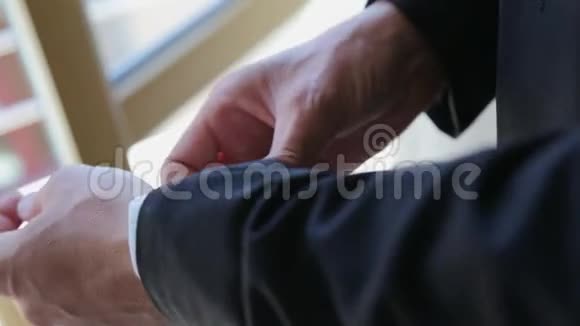 贴身的商人手与昂贵的手表纽扣袖口链接在法国袖口袖子豪华白色衬衫这就是视频的预览图