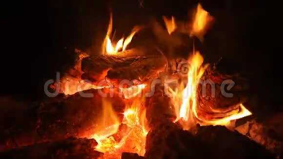 火在火中燃烧以保暖视频的预览图