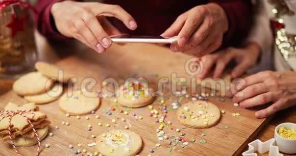 为厨房里的圣诞饼干拍照视频的预览图