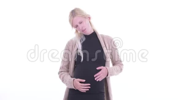 年轻的金发孕妇看上去又无聊又疲惫视频的预览图