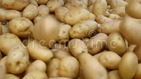 土豆在超市掉落的背景视频的预览图