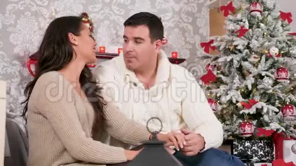 一对美丽的高加索夫妇在圣诞前夜在一起视频的预览图
