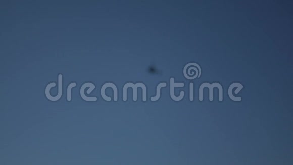 直升机直升机在蓝天与光线慢速快门速度快视频的预览图