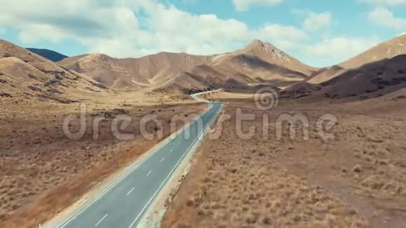 新西兰林迪斯帕斯山地公路沥青公路视频的预览图