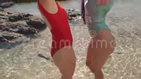 两个性感的博主女孩在海滩上跳舞希腊的气氛生活方式博客旅行自由视频的预览图