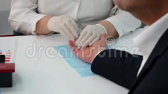 视频集献血中心血型的测定从手指取样进行分析视频的预览图