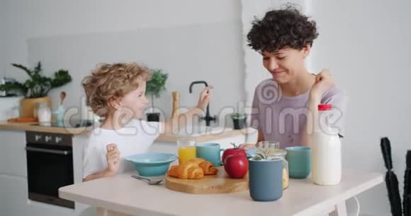 慢动作快乐的人母子开心享受早餐视频的预览图