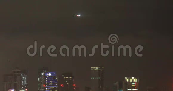 一夜之间飞机飞过多哈的建筑物视频的预览图