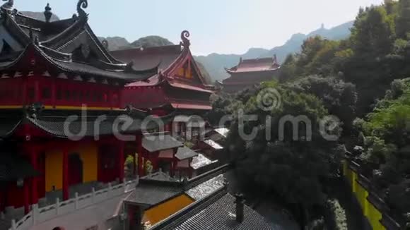 佛寺建筑群带山的空中观景镜头视频的预览图