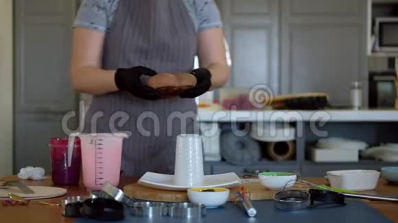 粉红色的光泽从手工蛋糕的顶部倾泻而来糕点厨师准备现代法国摩丝甜点与镜面釉视频的预览图