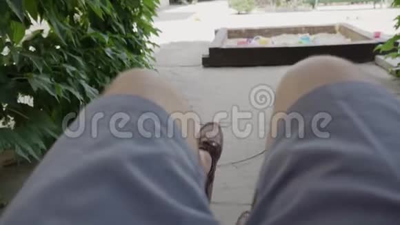 一个穿短裤的男人坐在秋千上第一人称的视野特写视频的预览图