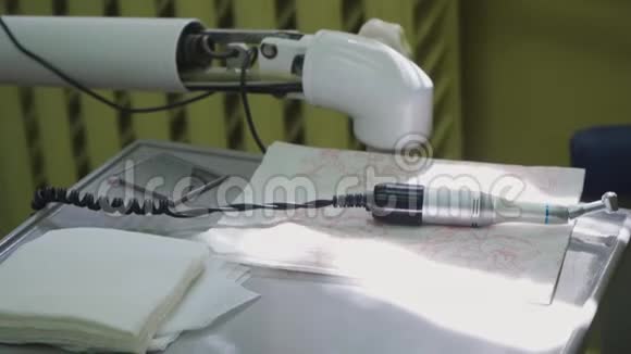 牙医的钻头躺在阳光下的一张特殊的桌子上视频的预览图