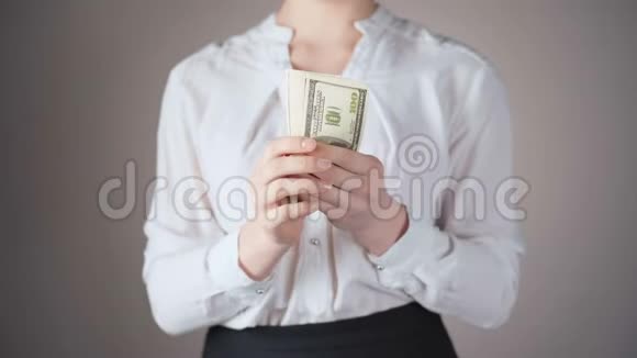 穿着白色衬衫的女商人带着美元迷视频的预览图