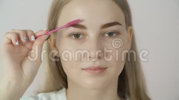 女人用刷子画眉毛视频的预览图
