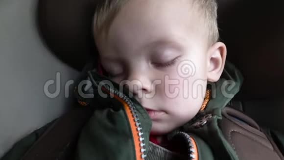 3婴儿睡在路上了视频的预览图