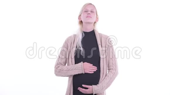 快乐的年轻金发孕妇闭着眼睛放松视频的预览图