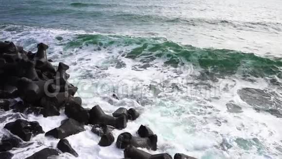 风暴海浪撞击混凝土码头的缓慢运动视频的预览图