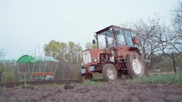 拖拉机犁花园使花园里的土壤变慢视频的预览图