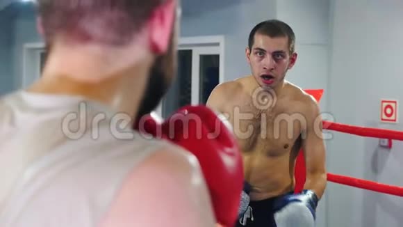 在健身房进行拳击训练两名口卫在拳击场上打架视频的预览图