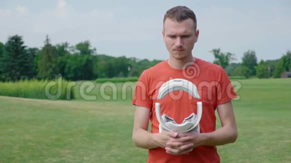 公园里一个男人手里拿着一个VR耳机视频的预览图