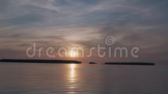 美丽的日落越过河流从船上观看视频的预览图