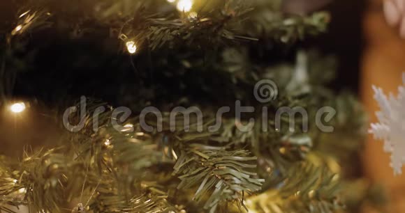 一个女人的手附圣诞装饰品的特写镜头视频的预览图