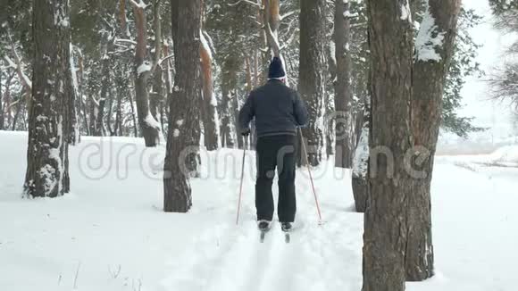 成熟的男人在外面滑雪视频的预览图