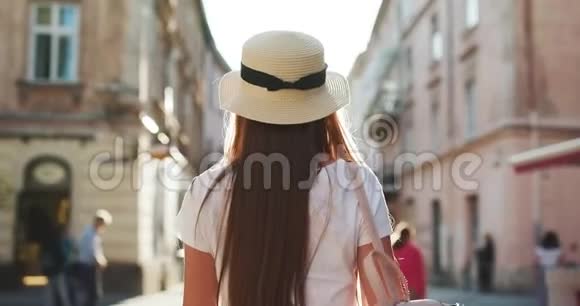 时髦的学生戴着fedora帽子圆眼镜和时髦的背包近距离观看美丽的年轻女子视频的预览图