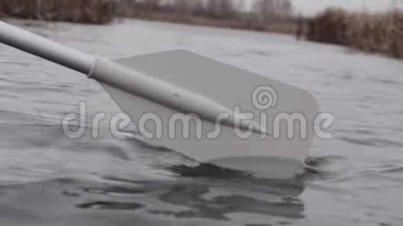 船浮在河上视频的预览图