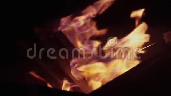 一种燃烧的点火液体被倒入篝火中然后火焰爆发视频的预览图