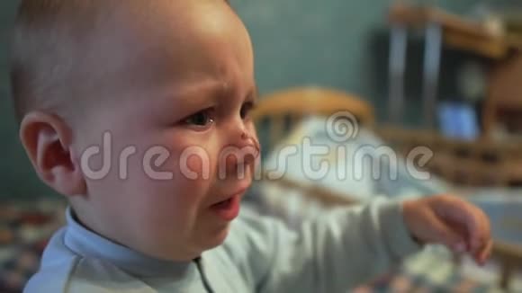 小孩子在哭他妈妈把他抱在懒懒的屋里视频的预览图
