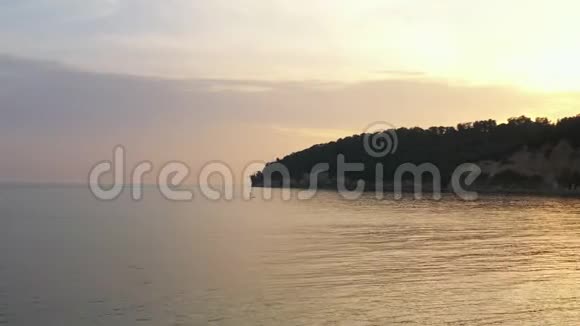 孤独的冲浪者站在冲浪板上游泳夕阳映在大海里视频的预览图