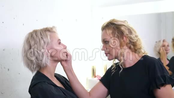 女性化妆师在工作中专业化妆女孩模特视频的预览图
