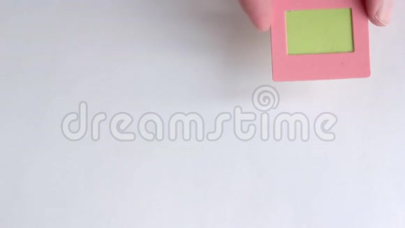 幻灯片胶片35毫米在粉红色纸框发色团视频的预览图