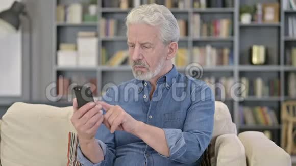 老年人对智能手机故障反应的画像视频的预览图