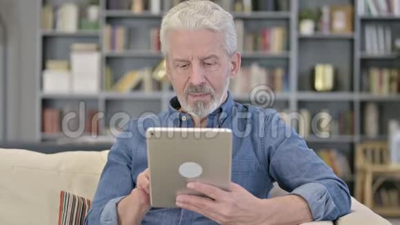 老年人在餐桌上视频聊天的画像视频的预览图