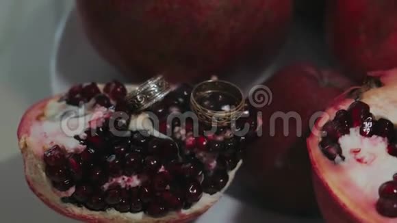 结婚戒指旁边的石榴果视频的预览图