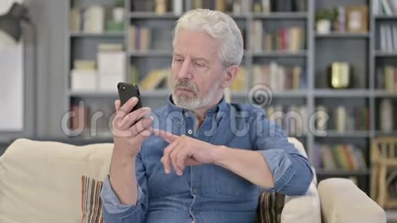 在智能手机上交谈的老人的画像视频的预览图