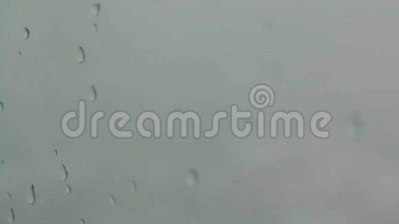 玻璃上的水滴特写雨走开大雨点打在窗户上视频的预览图