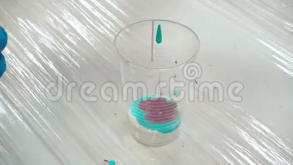 塑料杯中丙烯酸涂料的拍摄视频的预览图