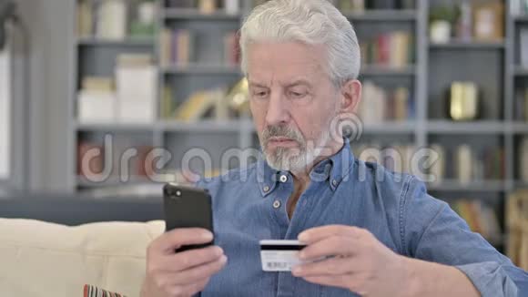 高龄老人在笔记本电脑网上支付的画像视频的预览图