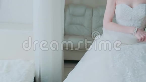 美丽的新娘欣赏她的婚纱礼服视频的预览图