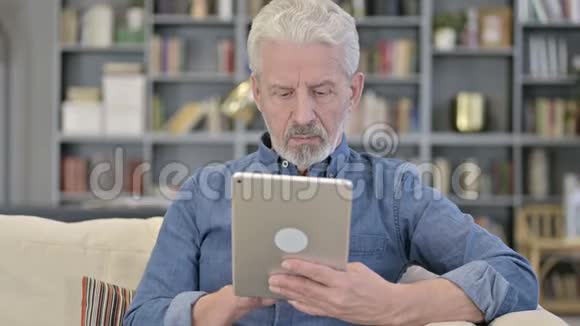 用平板电脑拍摄的勤劳老人画像视频的预览图
