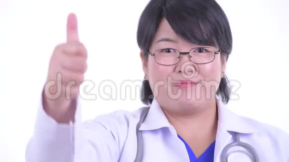 快乐超重的亚洲女医生竖起大拇指视频的预览图